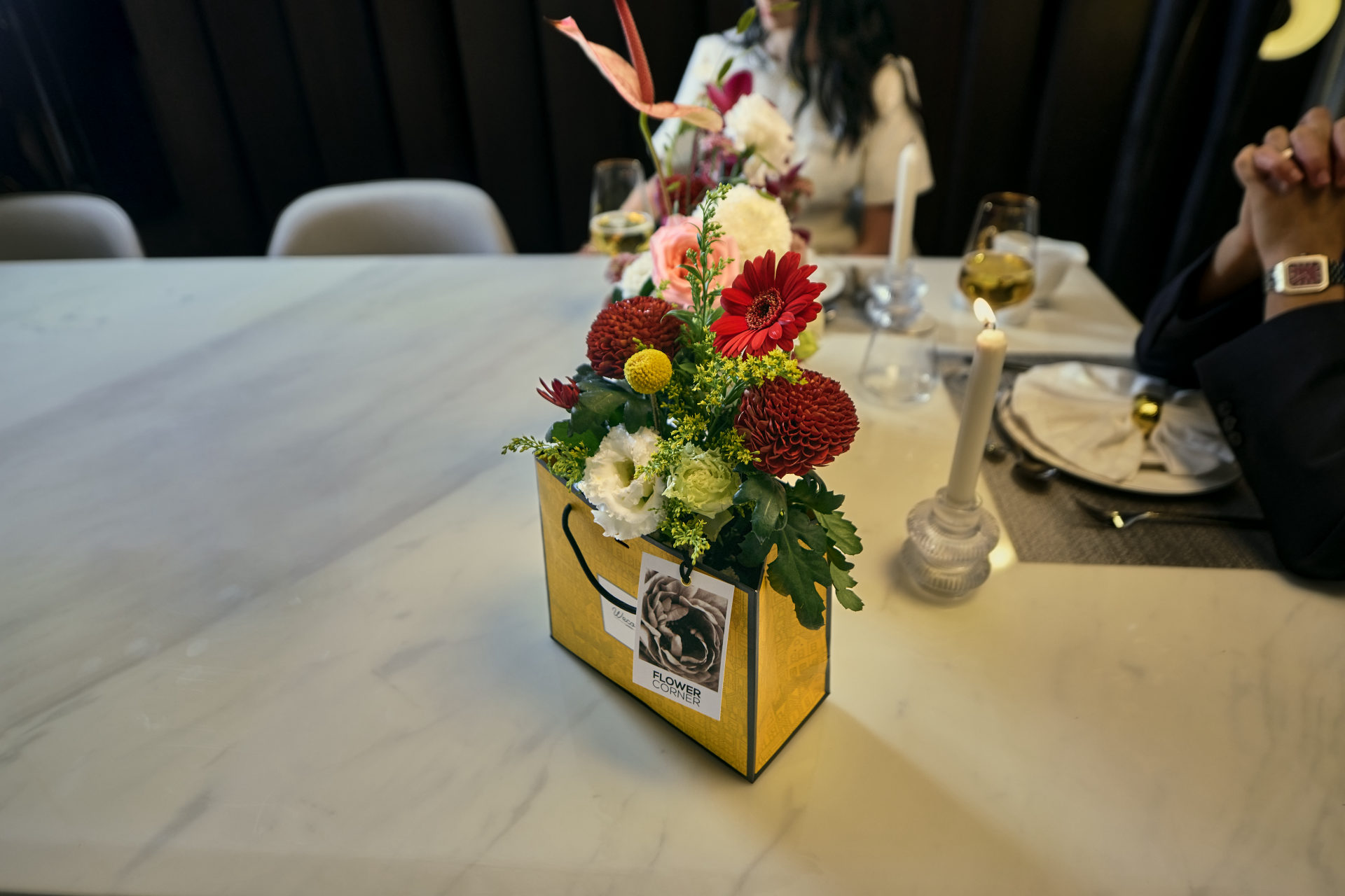 Signature yellow Flower Corner gift bag with fresh flowers at a Dubai celebration — photo 44