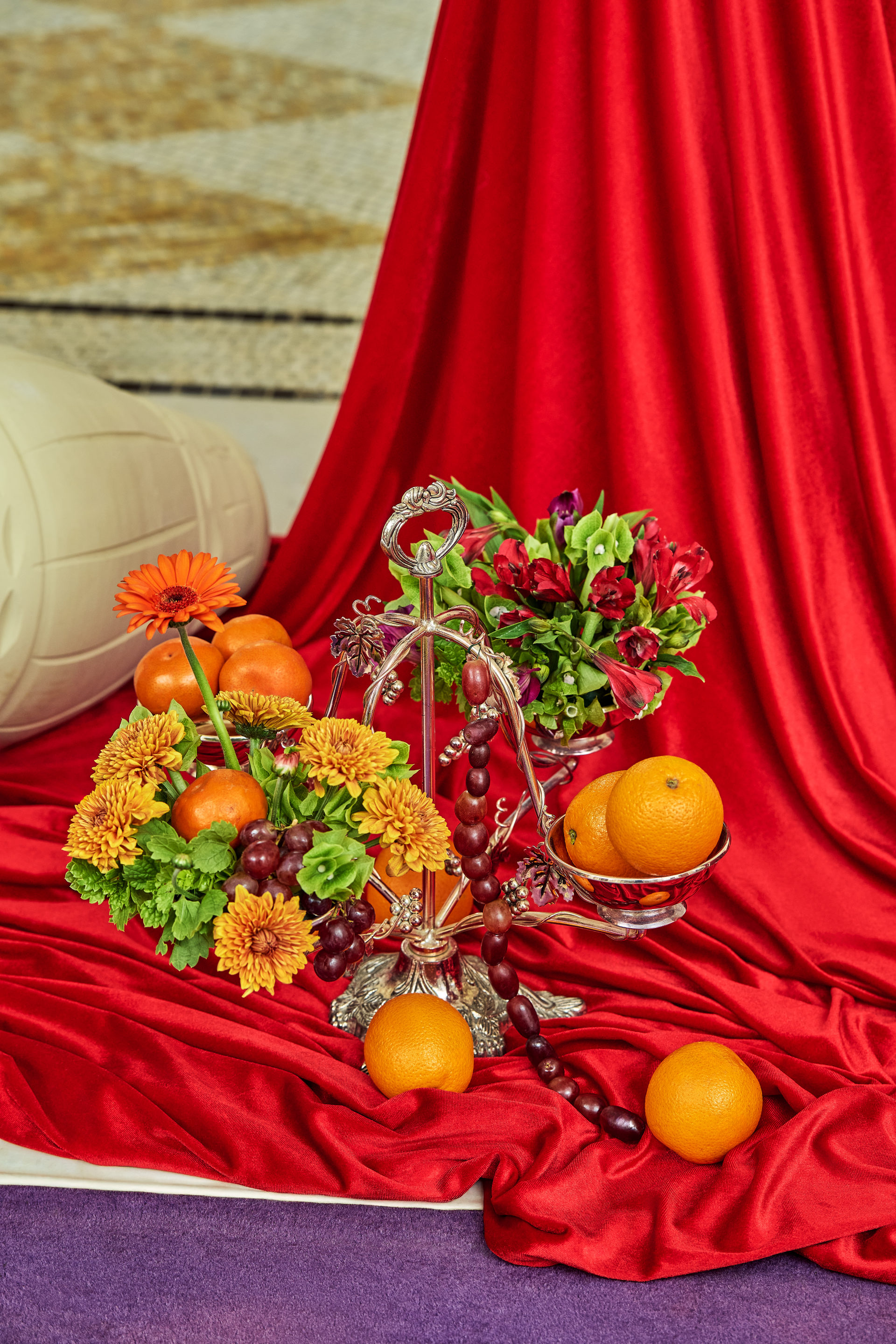 Red drapery, grapes, citrus and floral installations at a Dubai gala event, by Flower Corner — photo 85