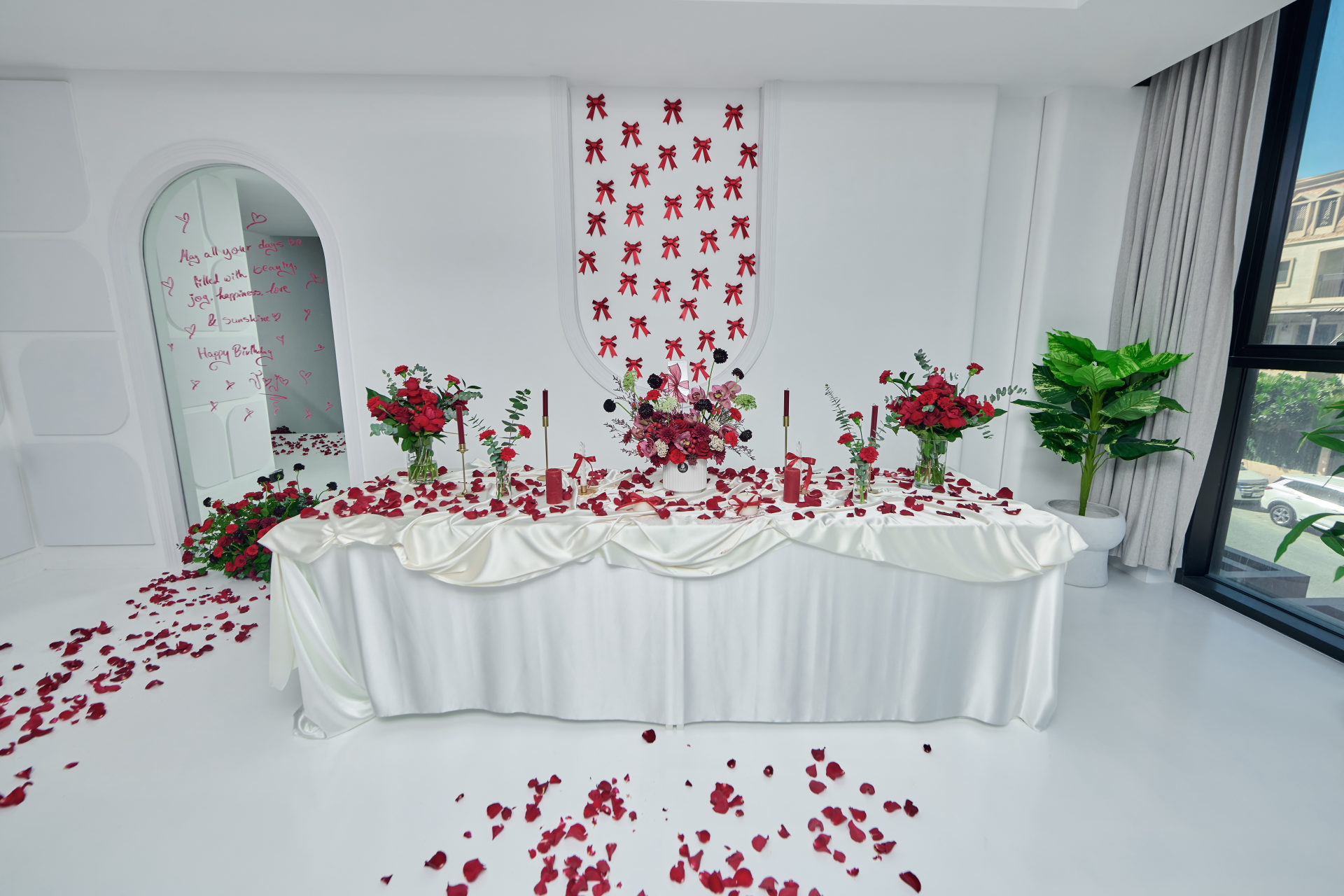Red roses and celebration florals at a Dubai event, by Flower Corner — photo 245