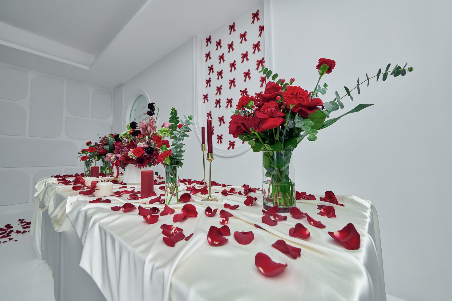 Red roses and celebration florals at a Dubai event, by Flower Corner — photo 248