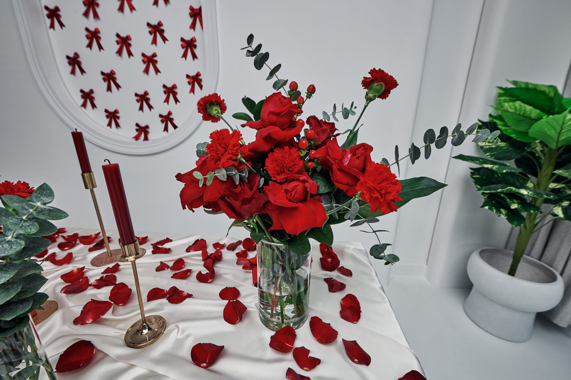 Red roses and celebration florals at a Dubai event, by Flower Corner — photo 298