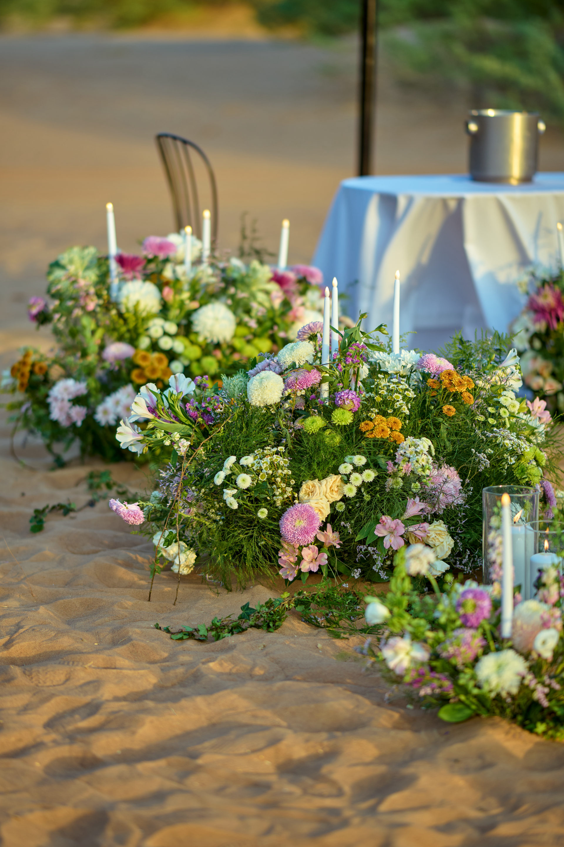 Floral circle, candles and chandelier styling for a desert proposal near Dubai, by Flower Corner — photo 465