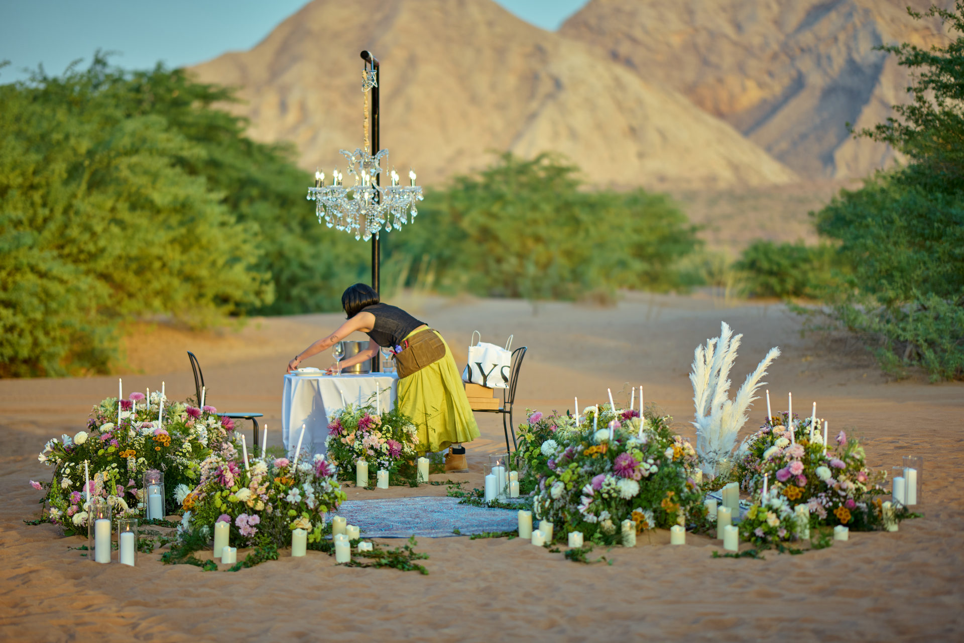 Floral circle, candles and chandelier styling for a desert proposal near Dubai, by Flower Corner — photo 508