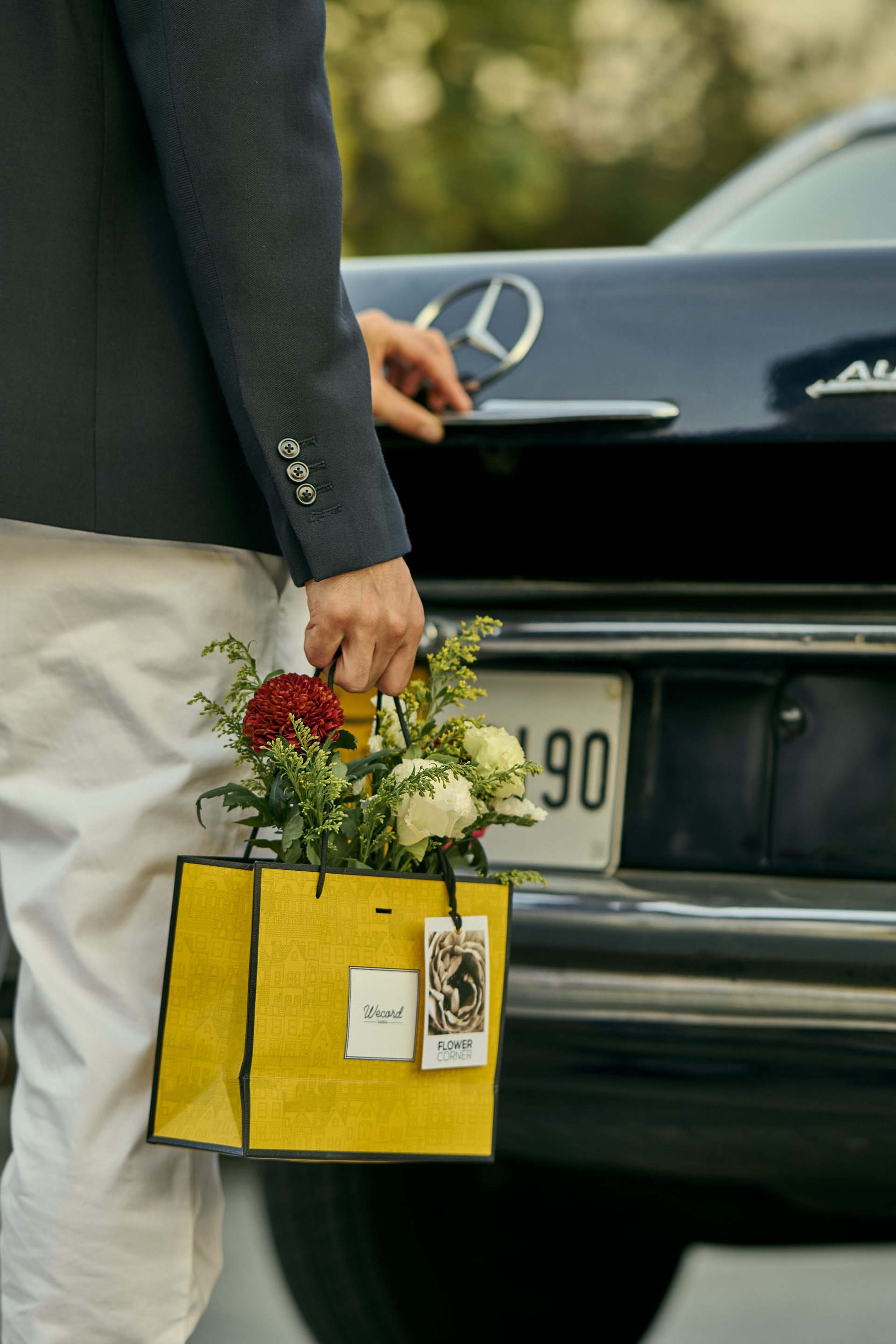 Flower Corner flowers decorating a classic Mercedes at a Dubai event — photo 57
