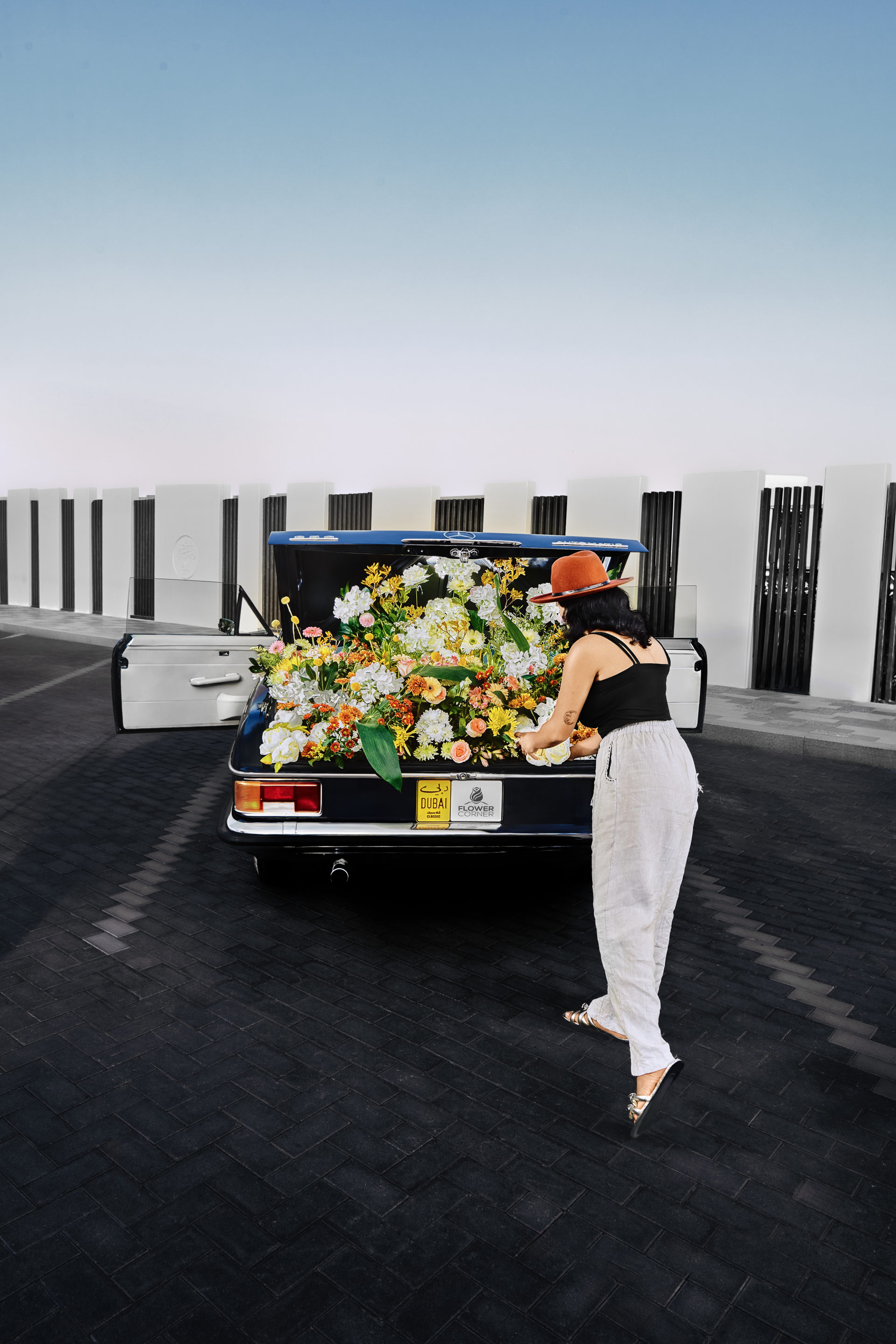 Flower Corner flowers decorating a classic Mercedes at a Dubai event — photo 221