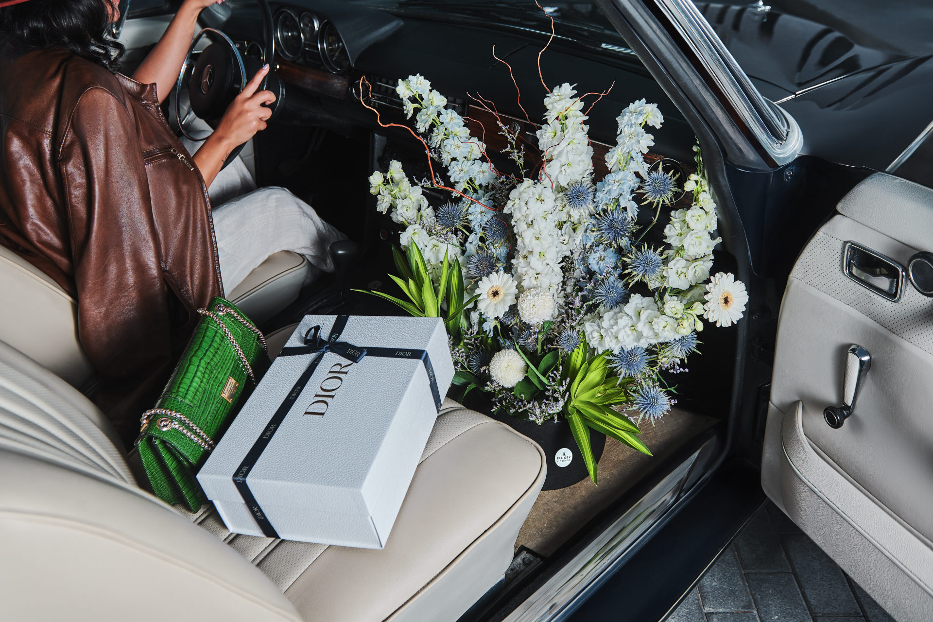 Flower Corner flowers decorating a classic Mercedes at a Dubai event — photo 242