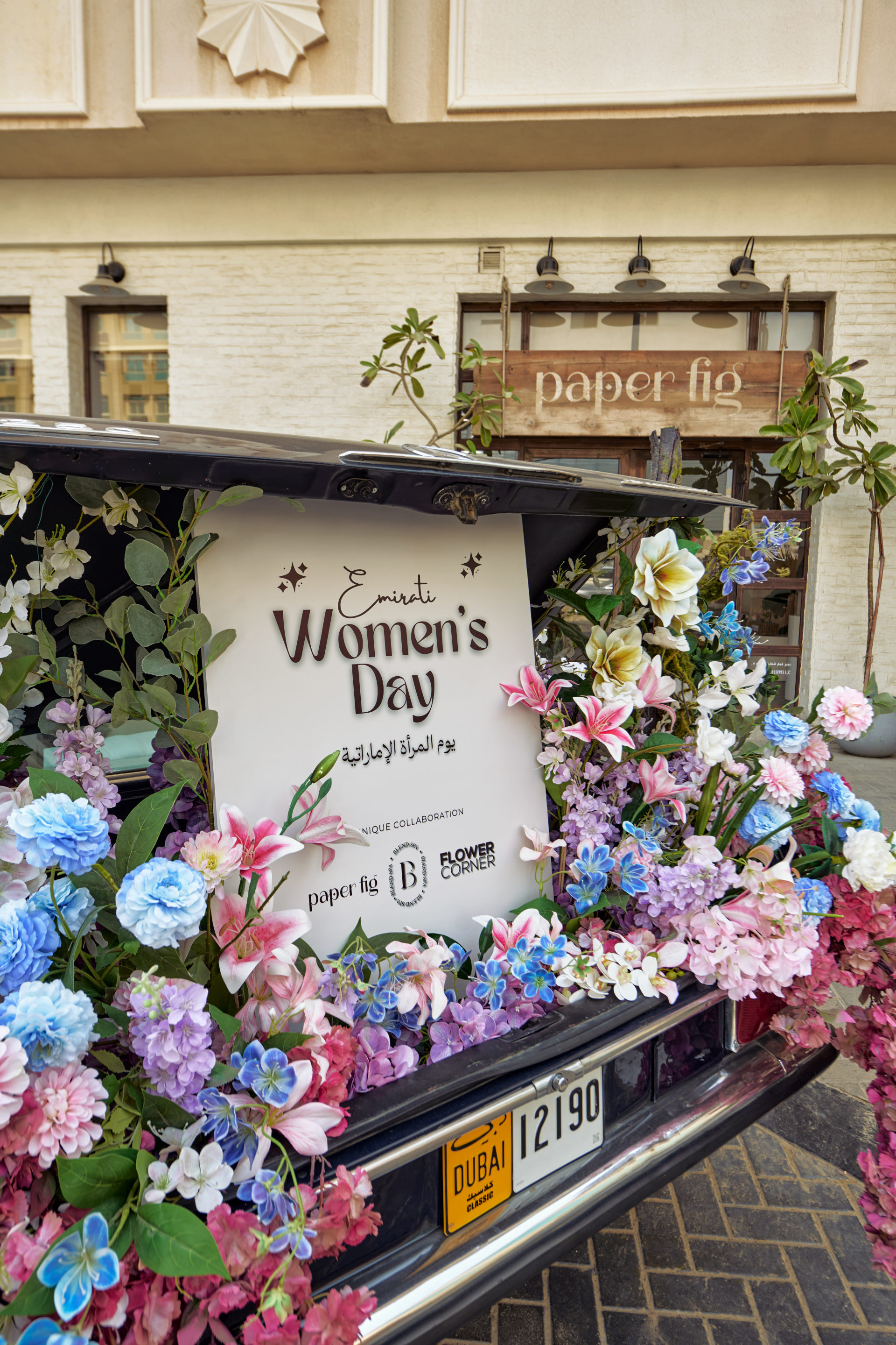 Flower Corner flowers decorating a classic Mercedes at a Dubai event — photo 243