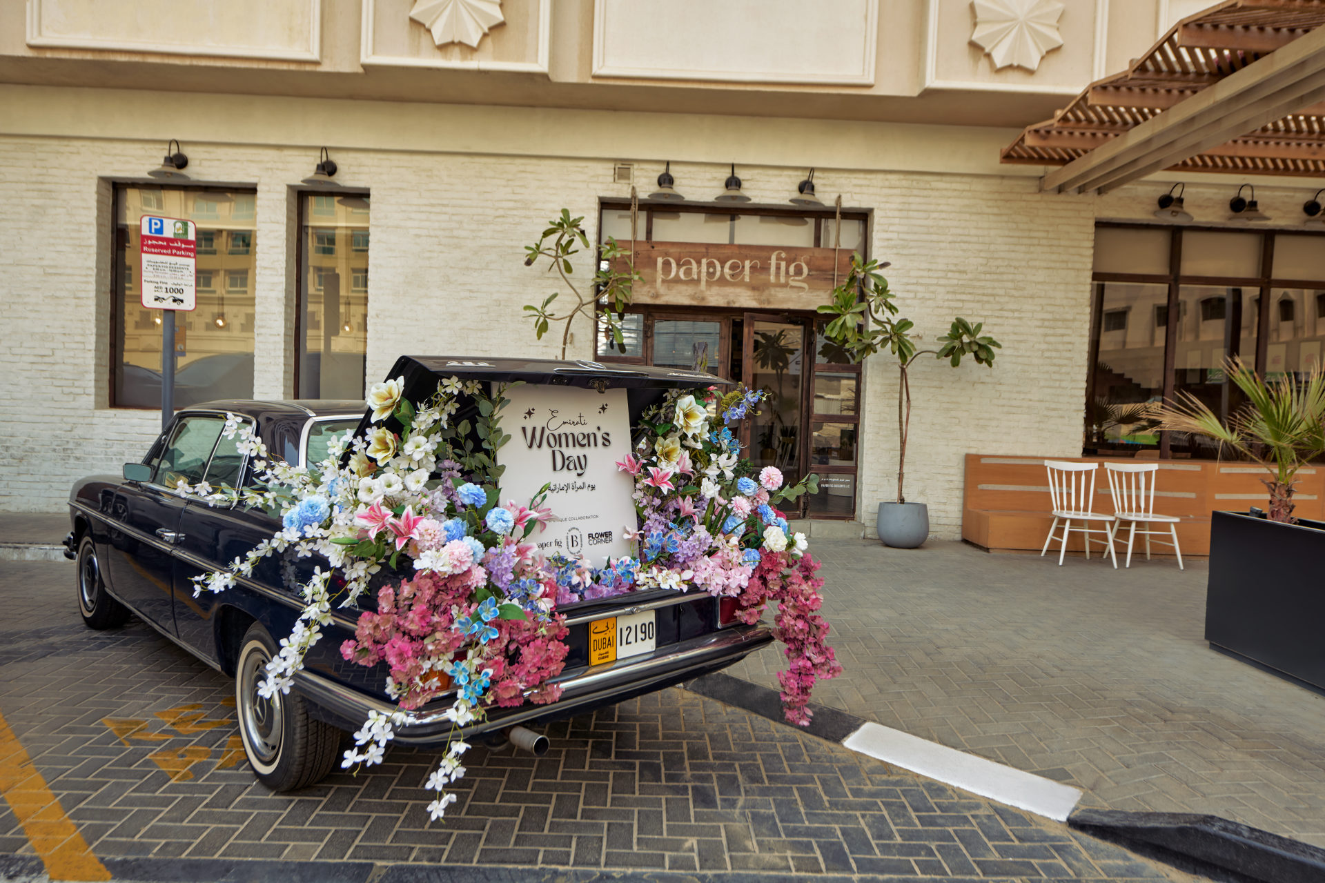 Flower Corner flowers decorating a classic Mercedes at a Dubai event — photo 244