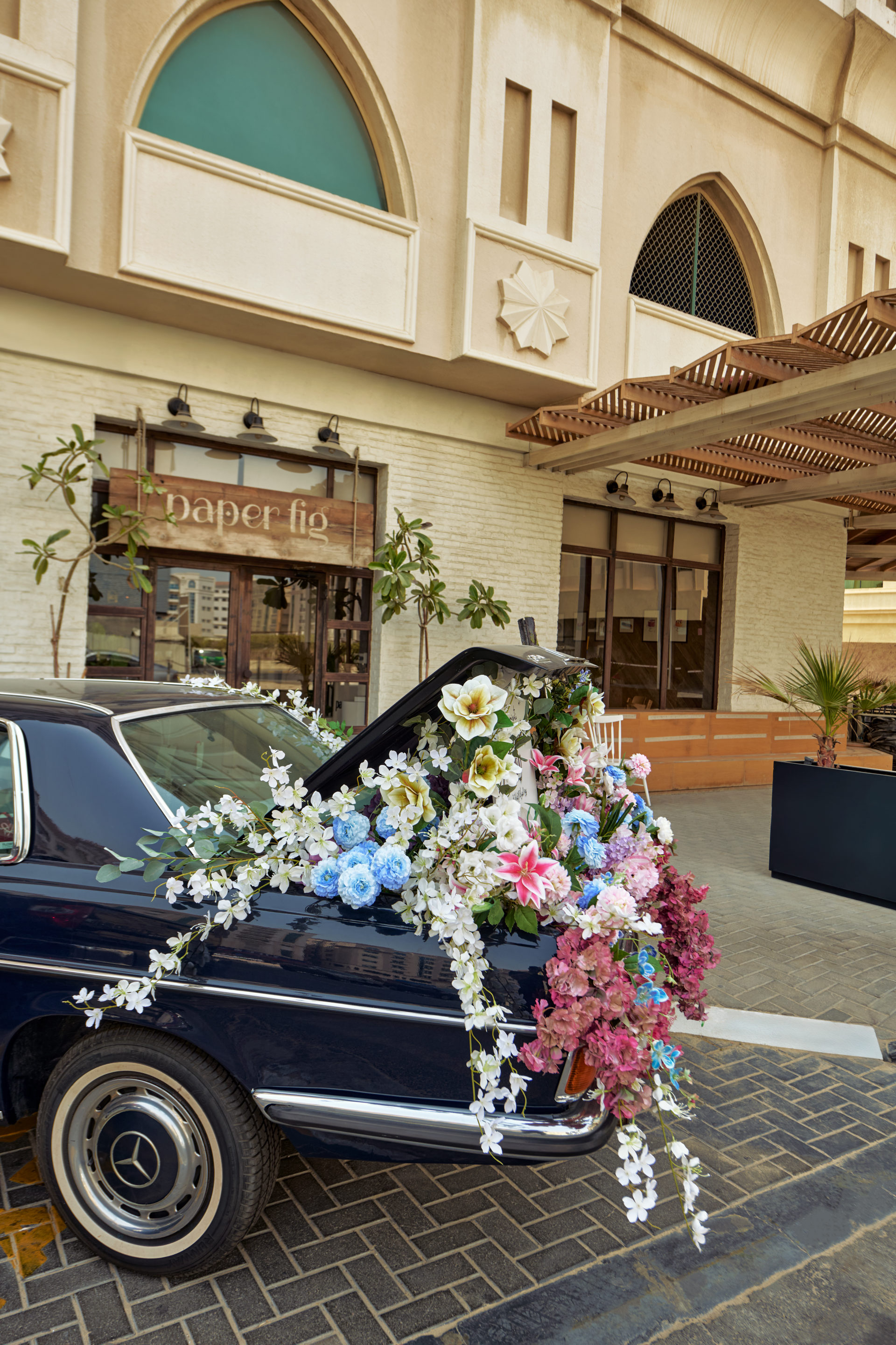 Flower Corner flowers decorating a classic Mercedes at a Dubai event — photo 250