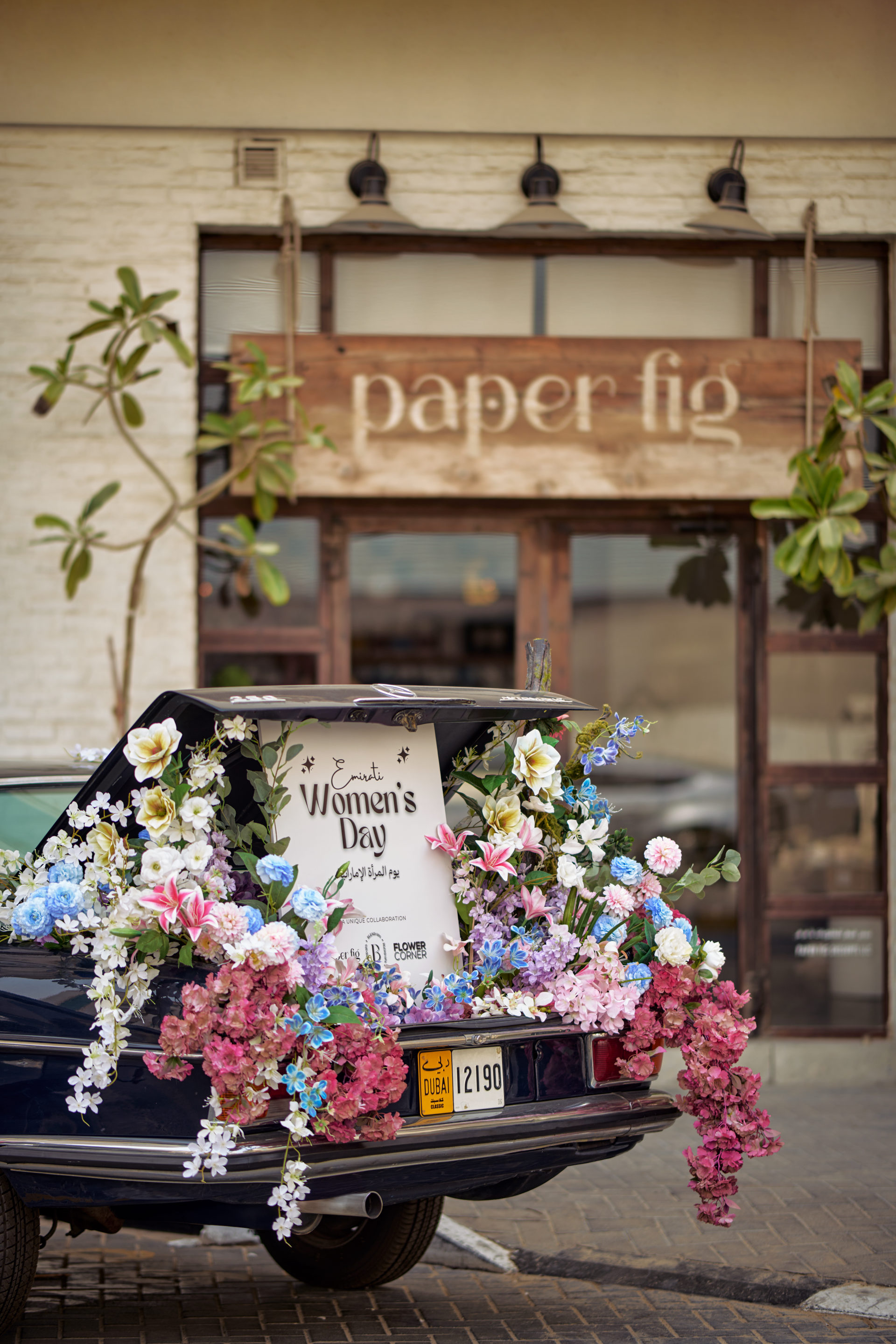 Flower Corner flowers decorating a classic Mercedes at a Dubai event — photo 254