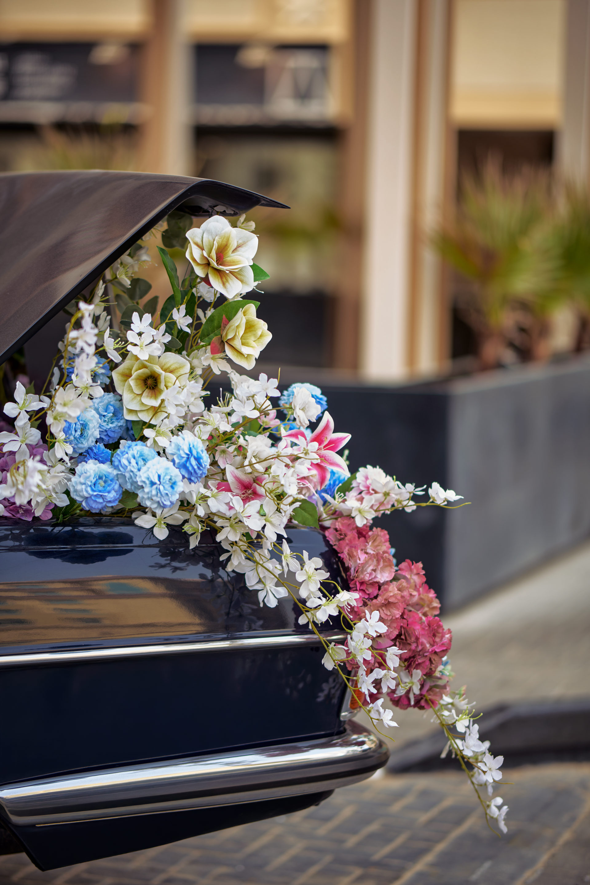 Flower Corner flowers decorating a classic Mercedes at a Dubai event — photo 260