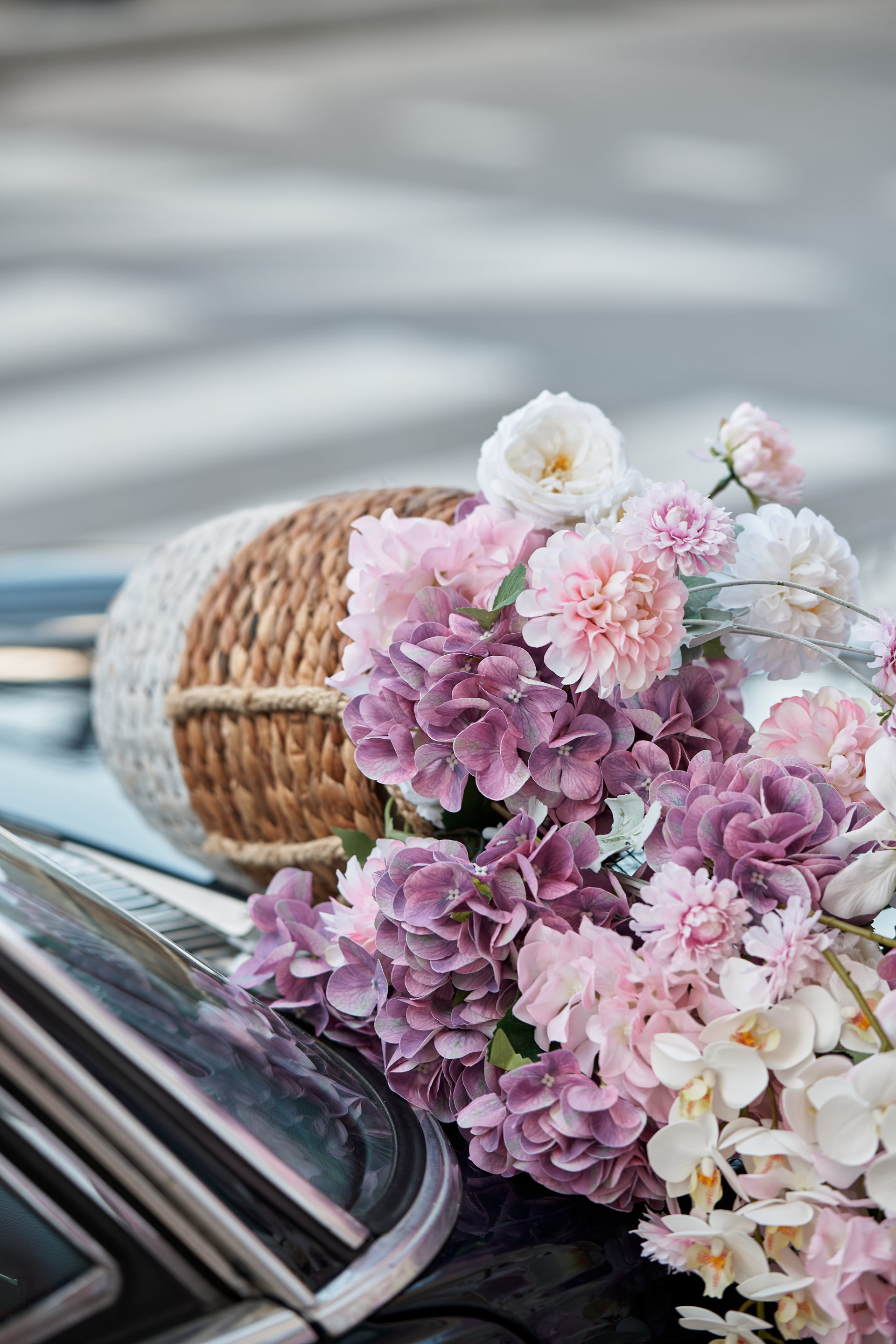 Flower Corner flowers decorating a classic Mercedes at a Dubai event — photo 380