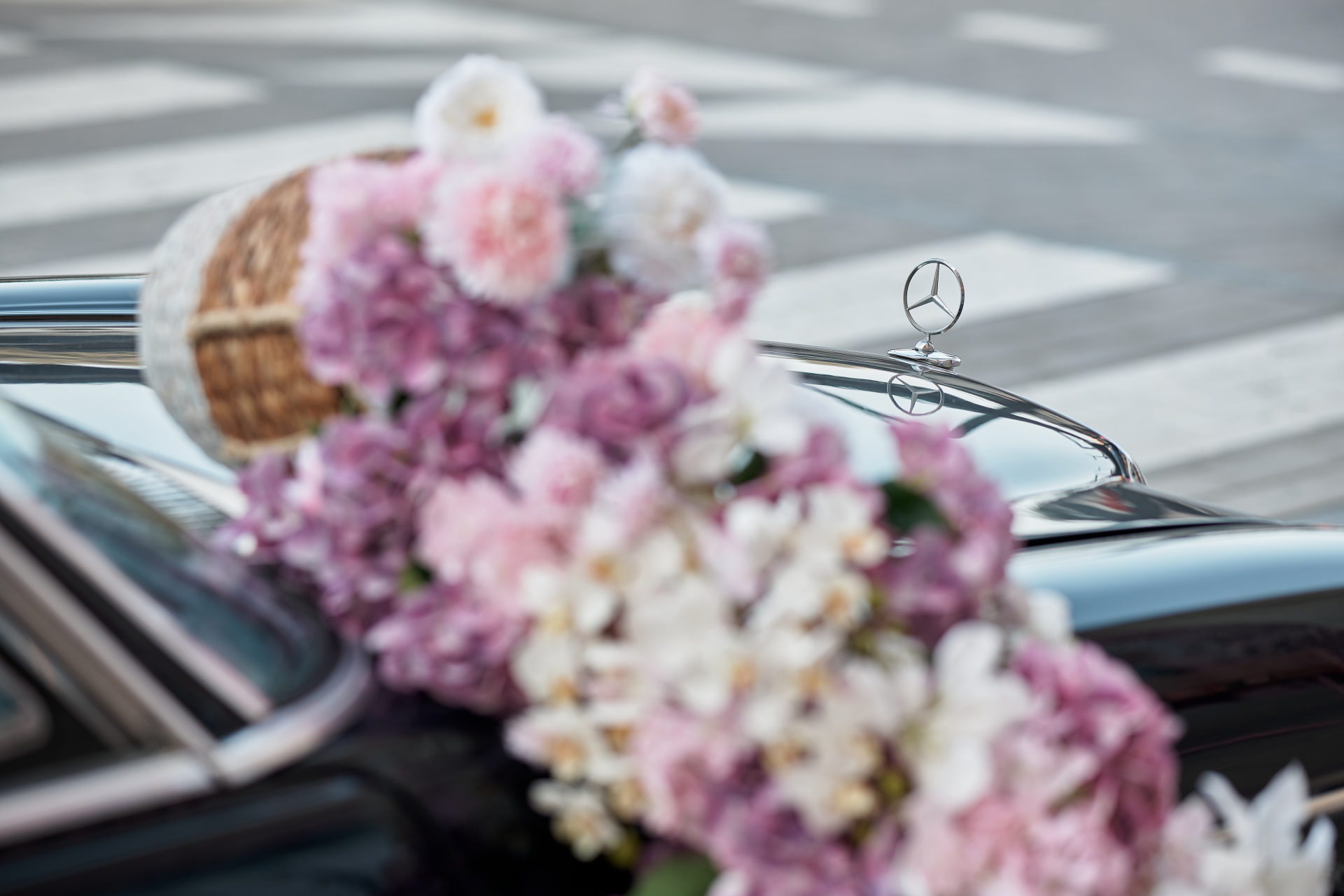 Flower Corner flowers decorating a classic Mercedes at a Dubai event — photo 384