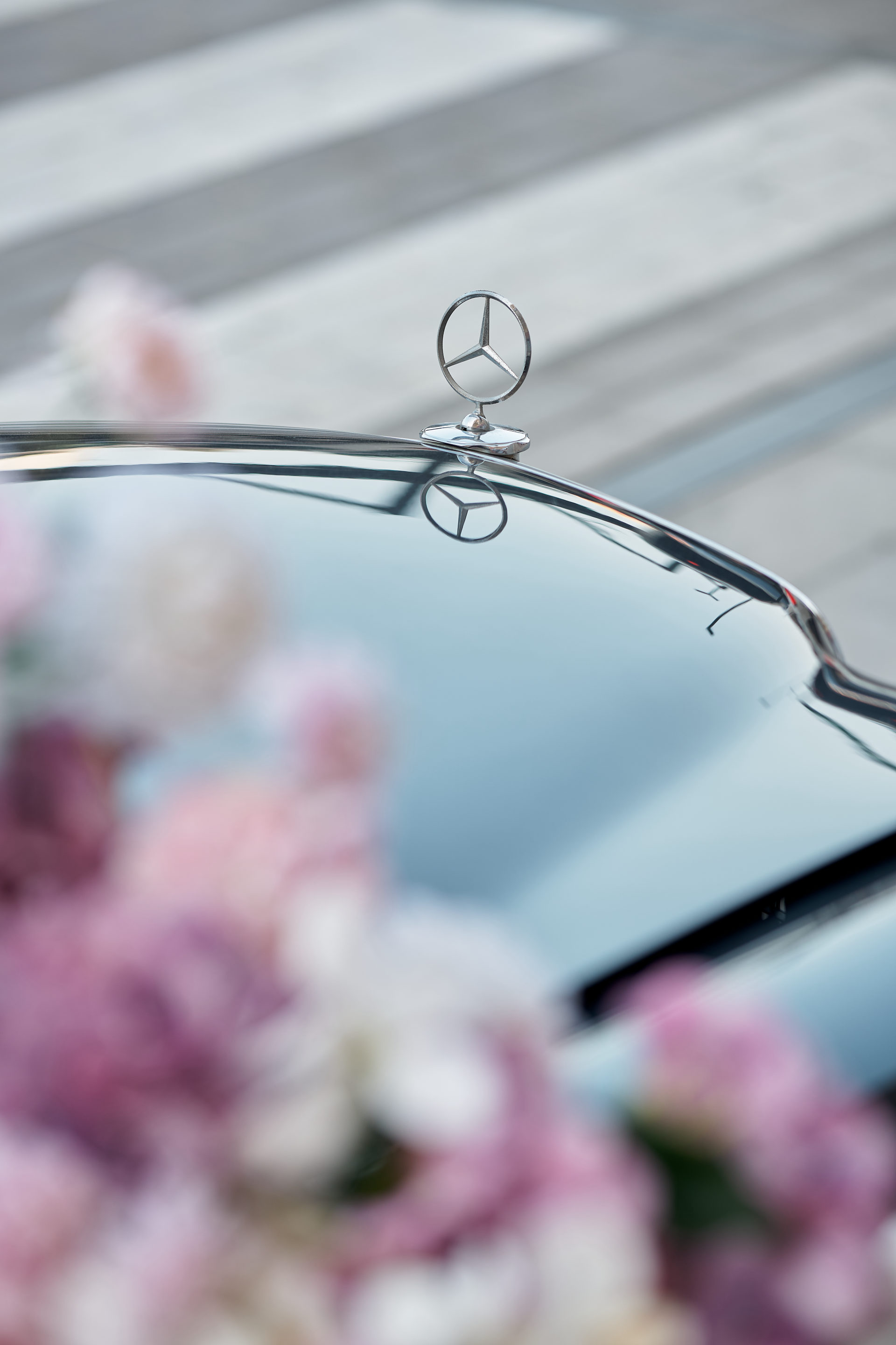 Flower Corner flowers decorating a classic Mercedes at a Dubai event — photo 385