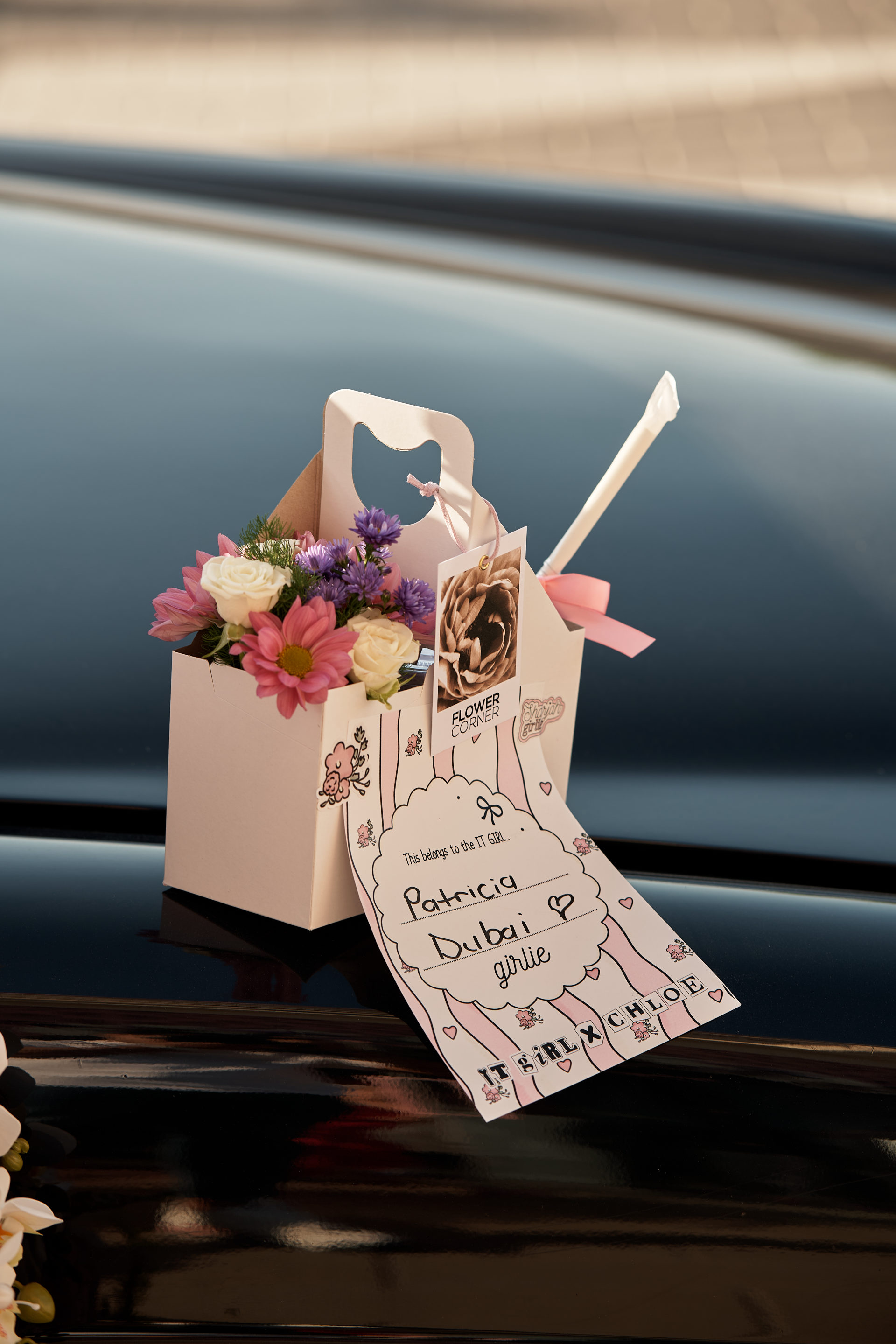 Flower Corner flowers decorating a classic Mercedes at a Dubai event — photo 408