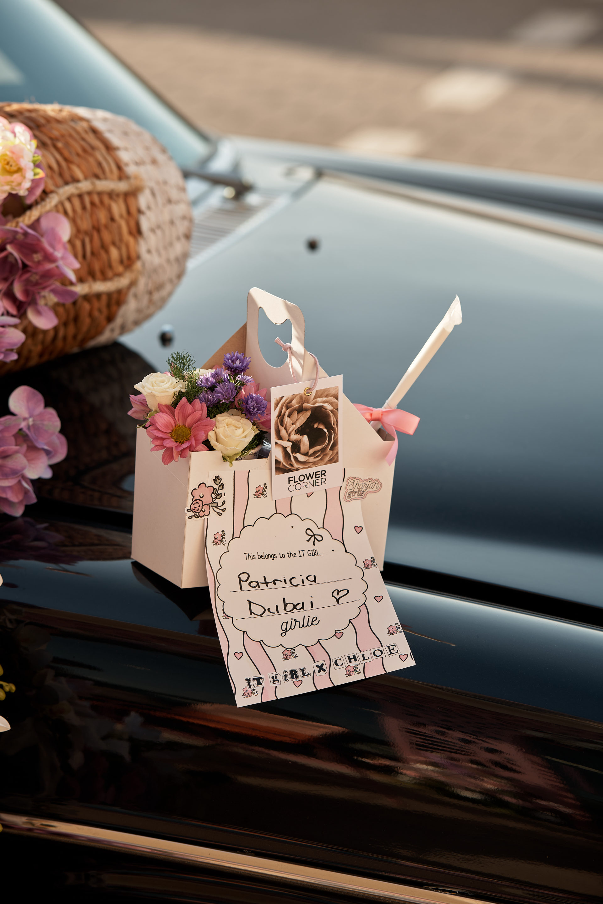 Flower Corner flowers decorating a classic Mercedes at a Dubai event — photo 412