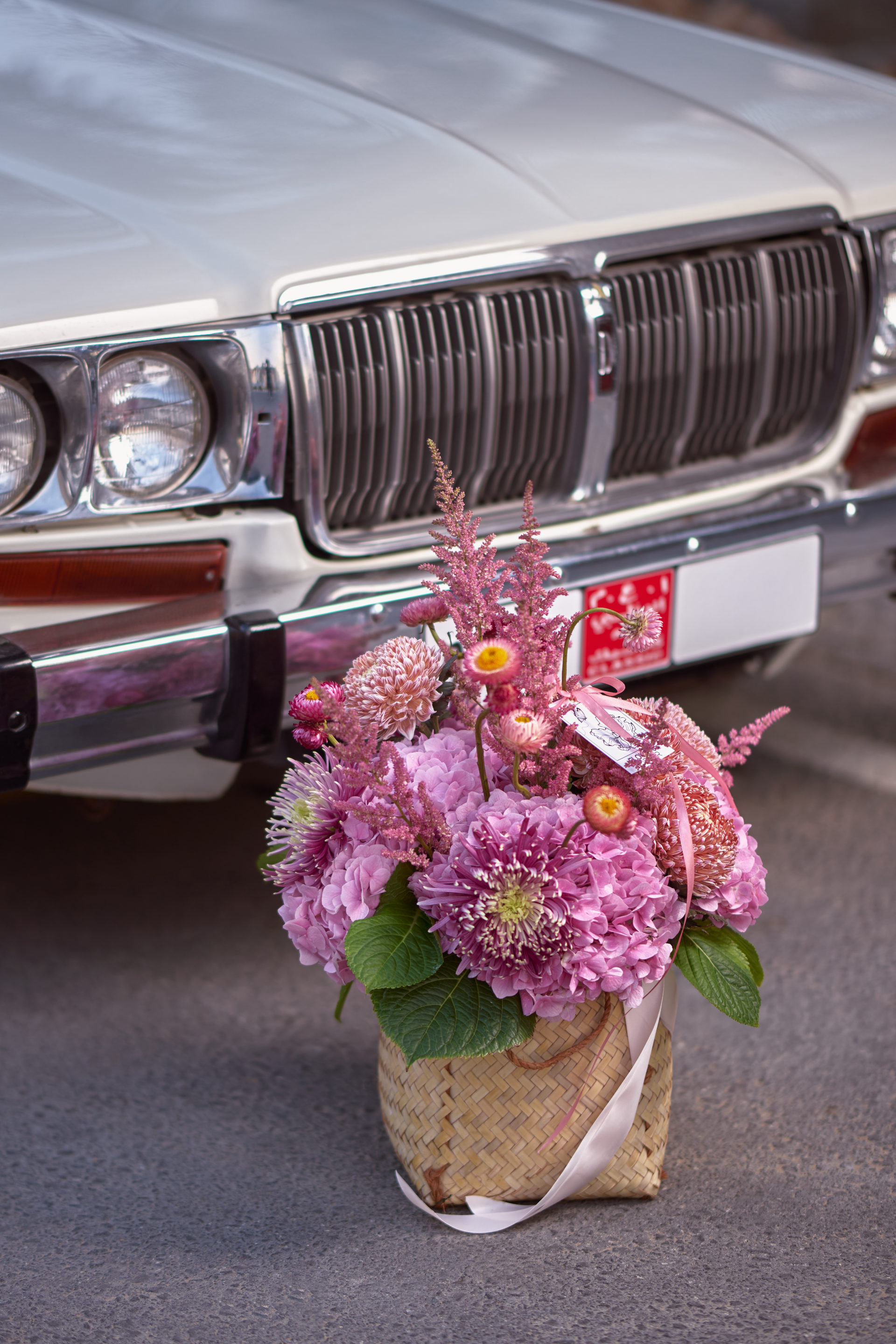 Flower Corner flowers decorating a classic Mercedes at a Dubai event — photo 689