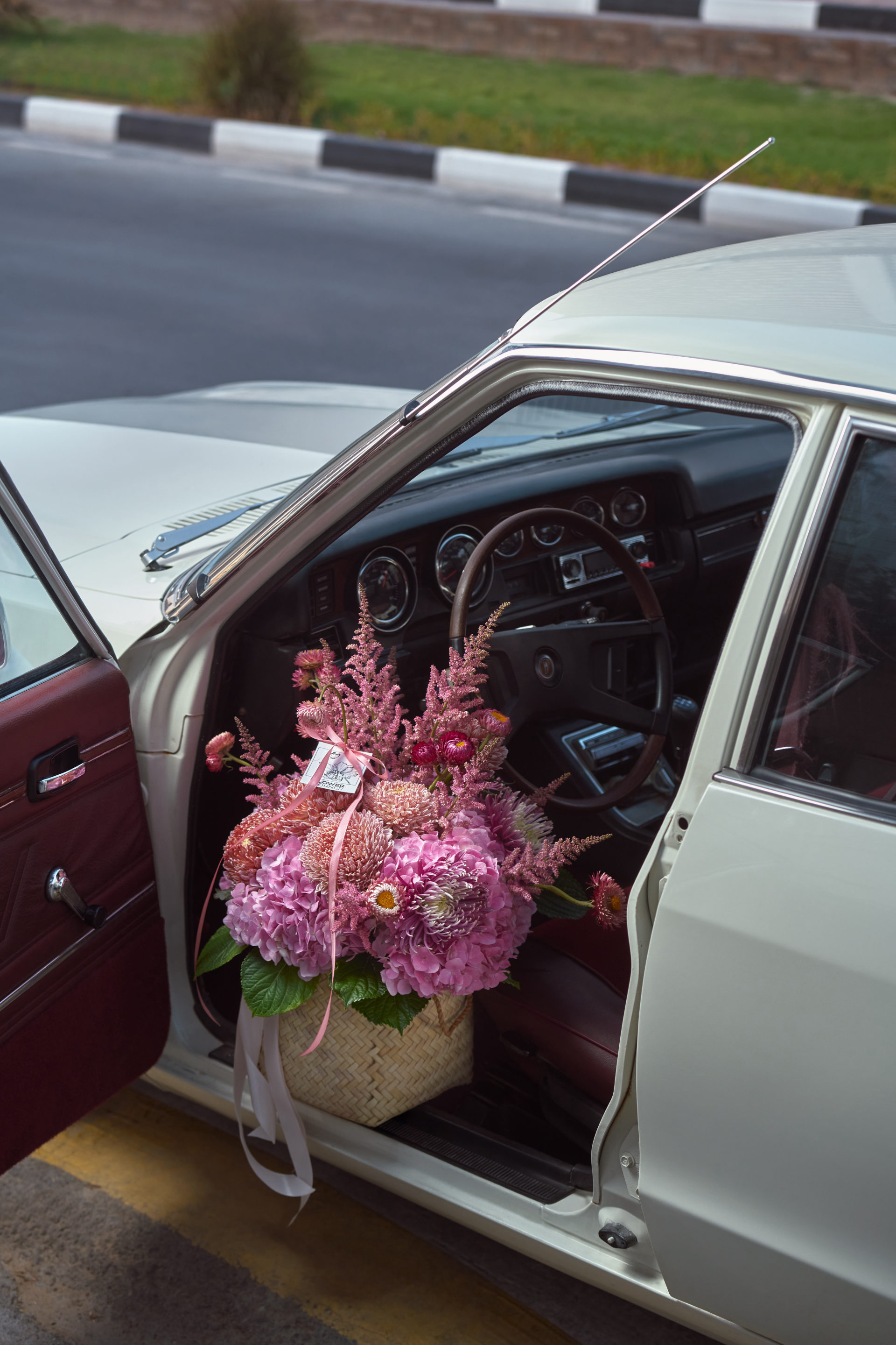 Flower Corner flowers decorating a classic Mercedes at a Dubai event — photo 691
