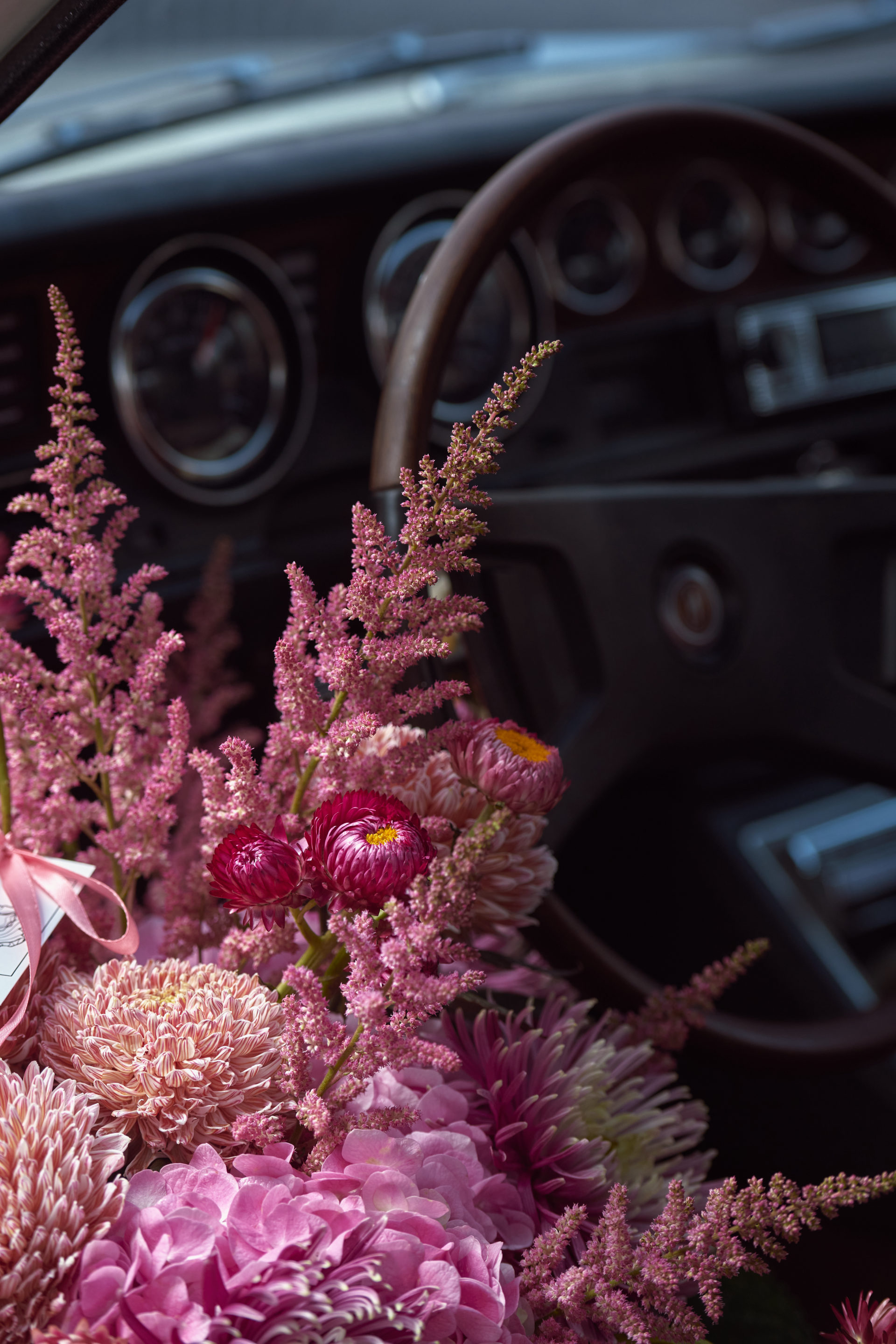 Flower Corner flowers decorating a classic Mercedes at a Dubai event — photo 702