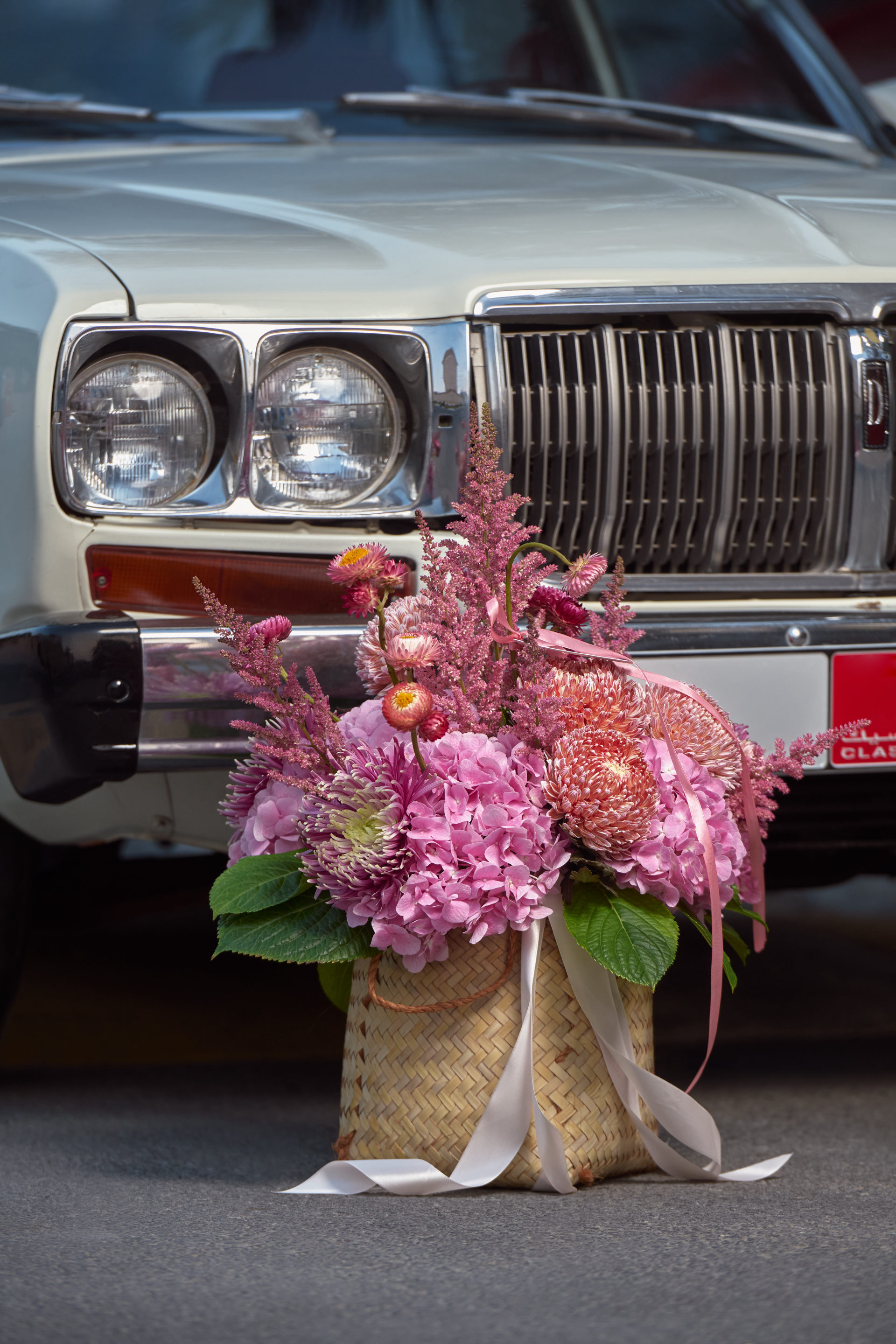 Flower Corner flowers decorating a classic Mercedes at a Dubai event — photo 705