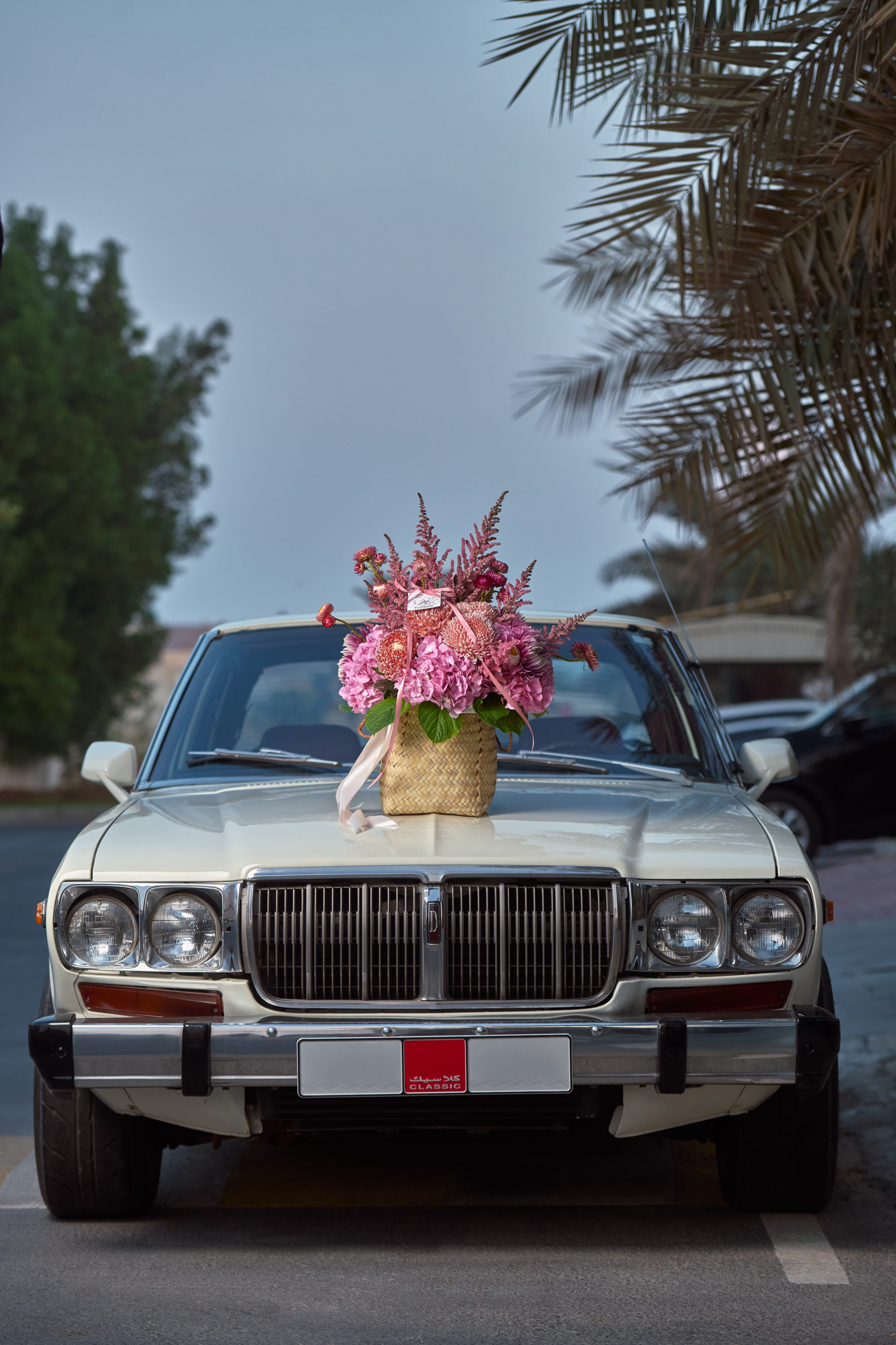 Flower Corner flowers decorating a classic Mercedes at a Dubai event — photo 707