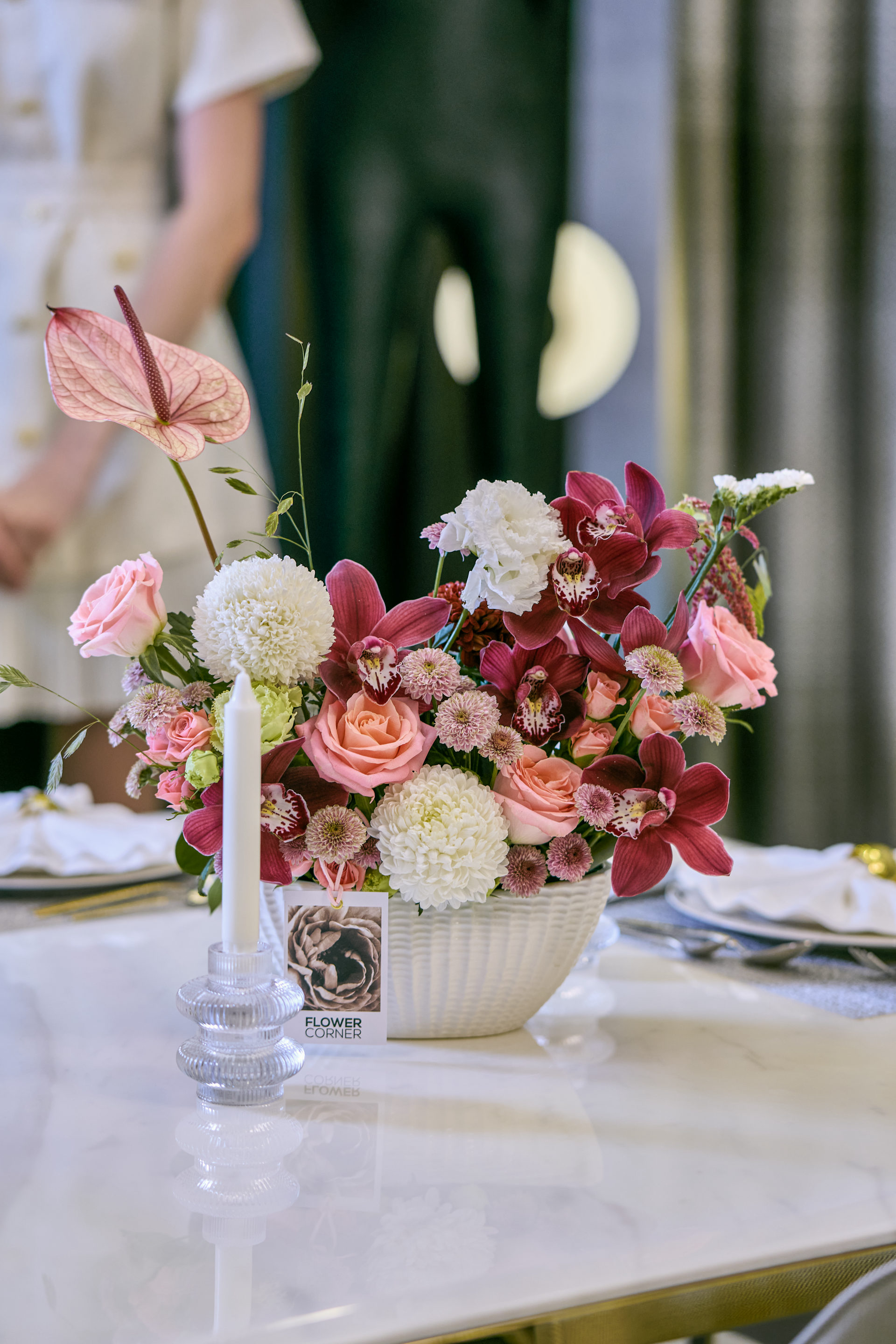 Deep red, pink and white wedding table centerpiece with taper candles at a Dubai reception, by Flower Corner — photo 3