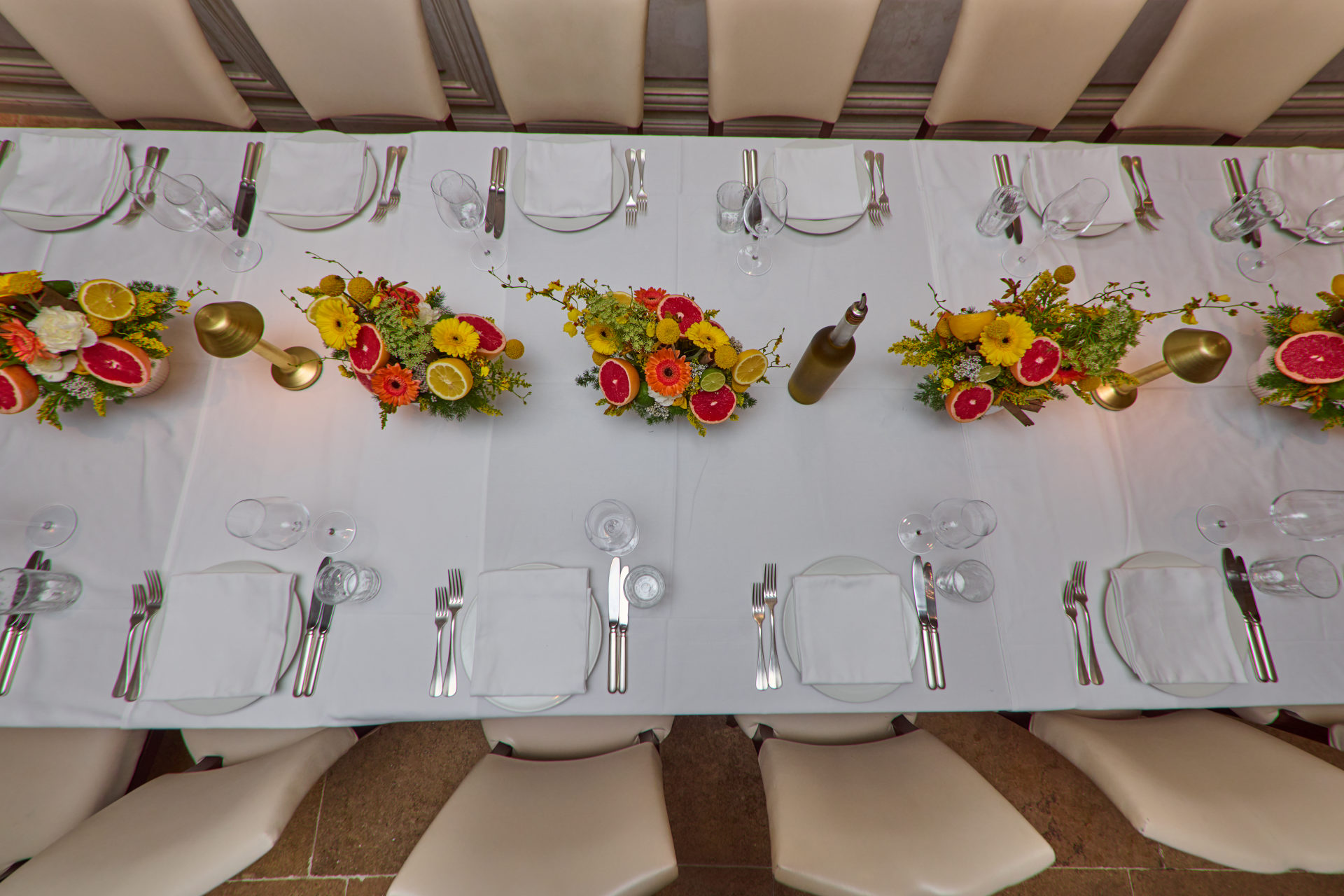 Citrus and wildflower centerpiece on a private dining table in Dubai, by Flower Corner — photo 342