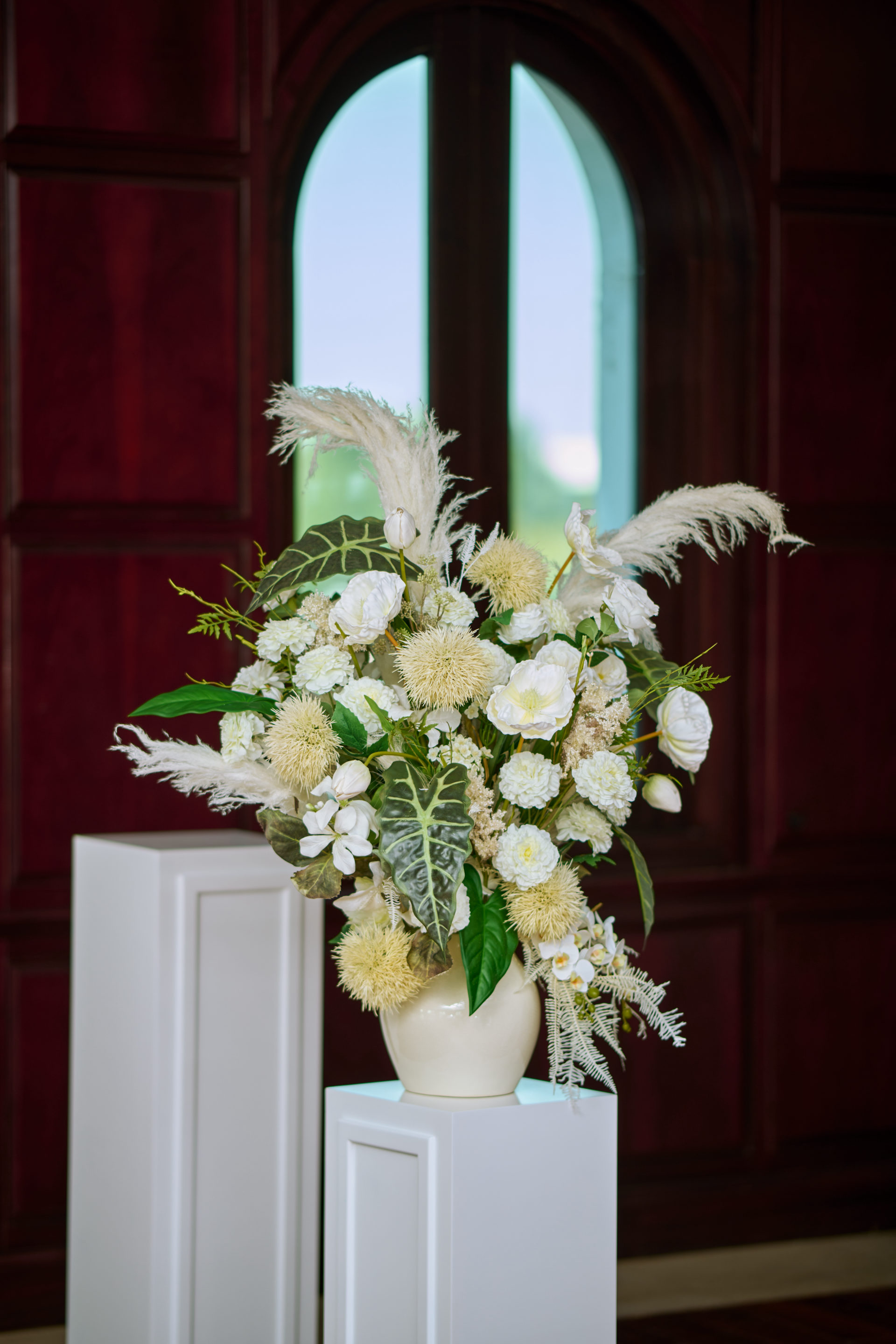White peony bridal flowers and ceremony styling at a Dubai wedding, by Flower Corner — photo 1153