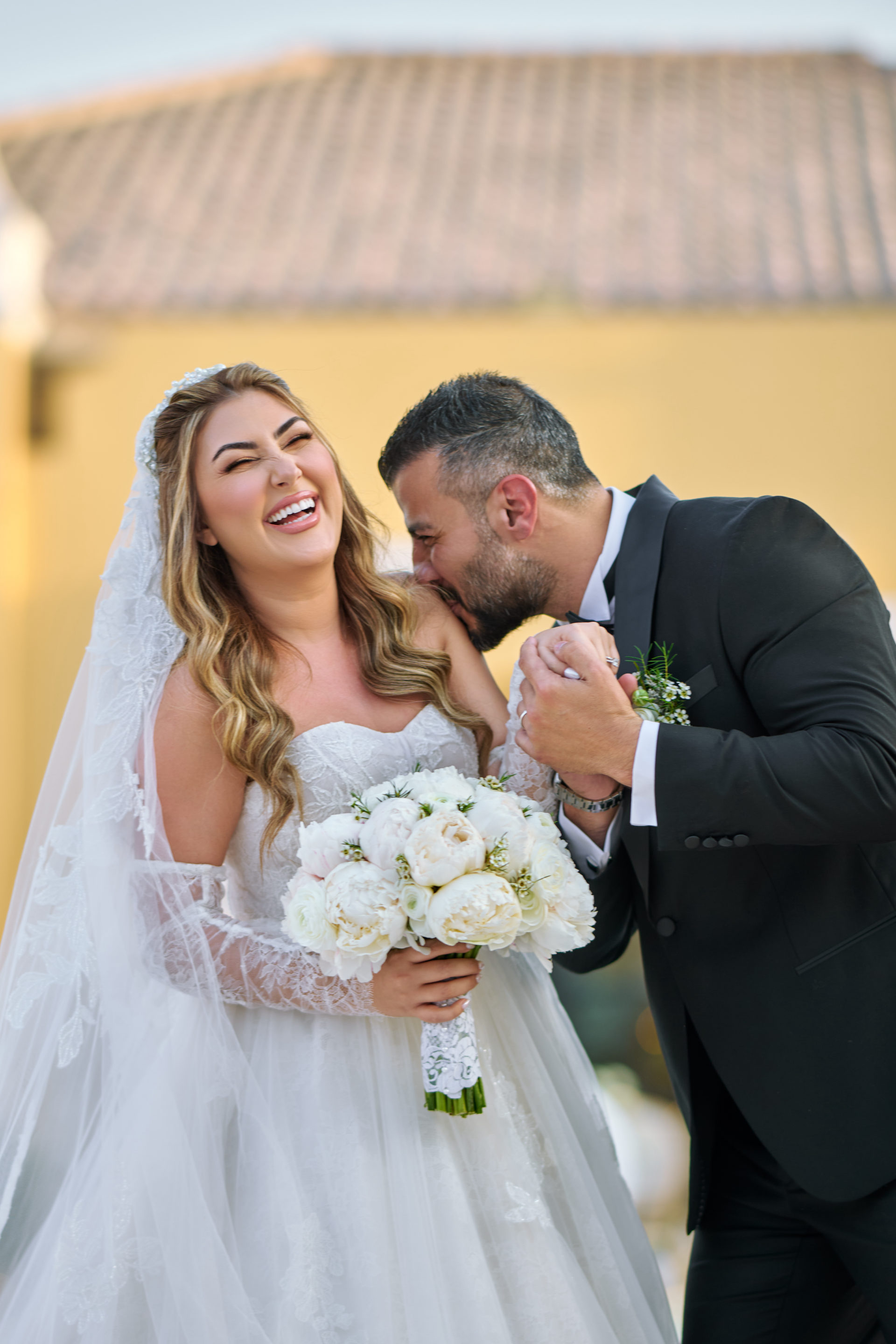 White peony bridal flowers and ceremony styling at a Dubai wedding, by Flower Corner — photo 1200