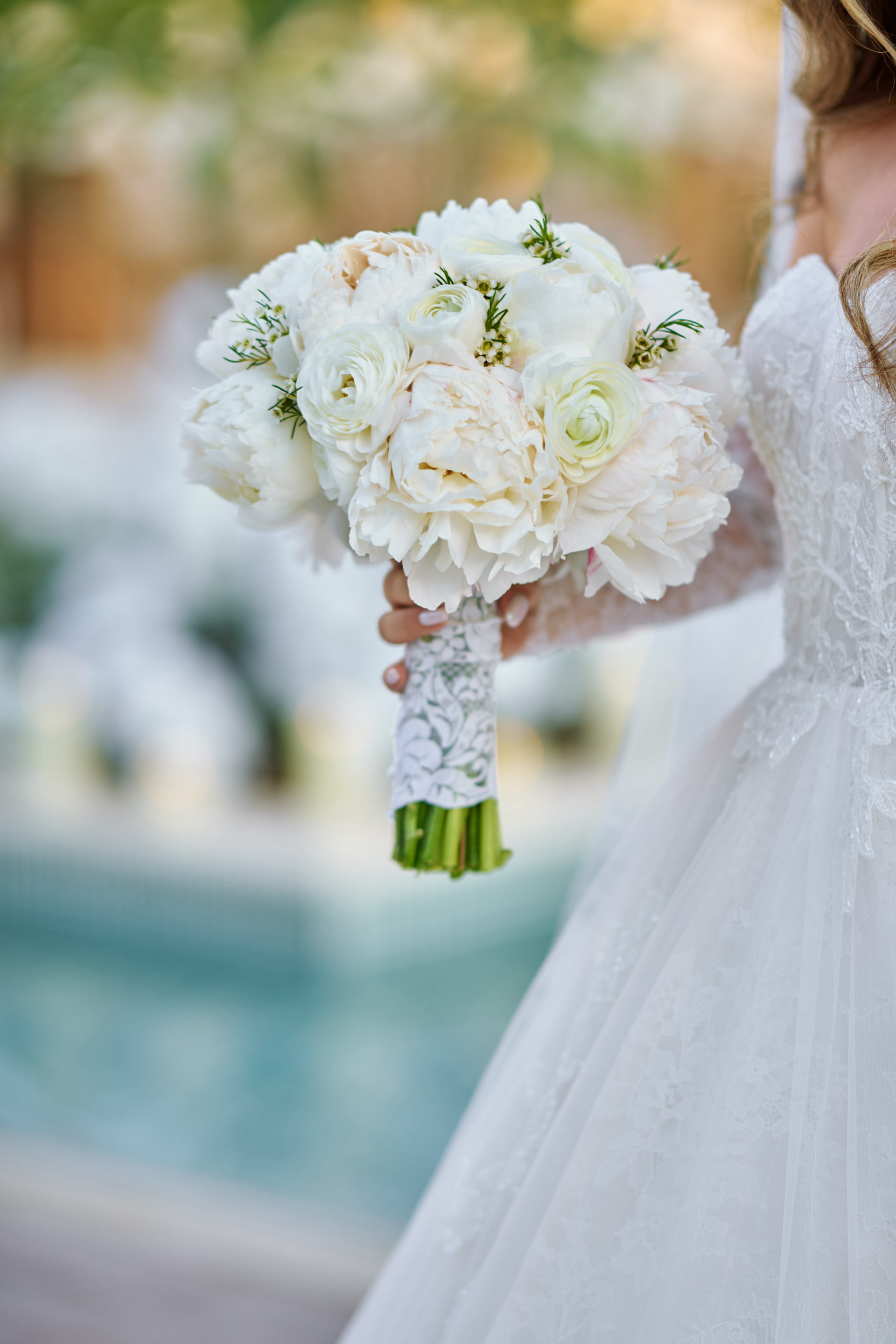 White peony bridal flowers and ceremony styling at a Dubai wedding, by Flower Corner — photo 1220